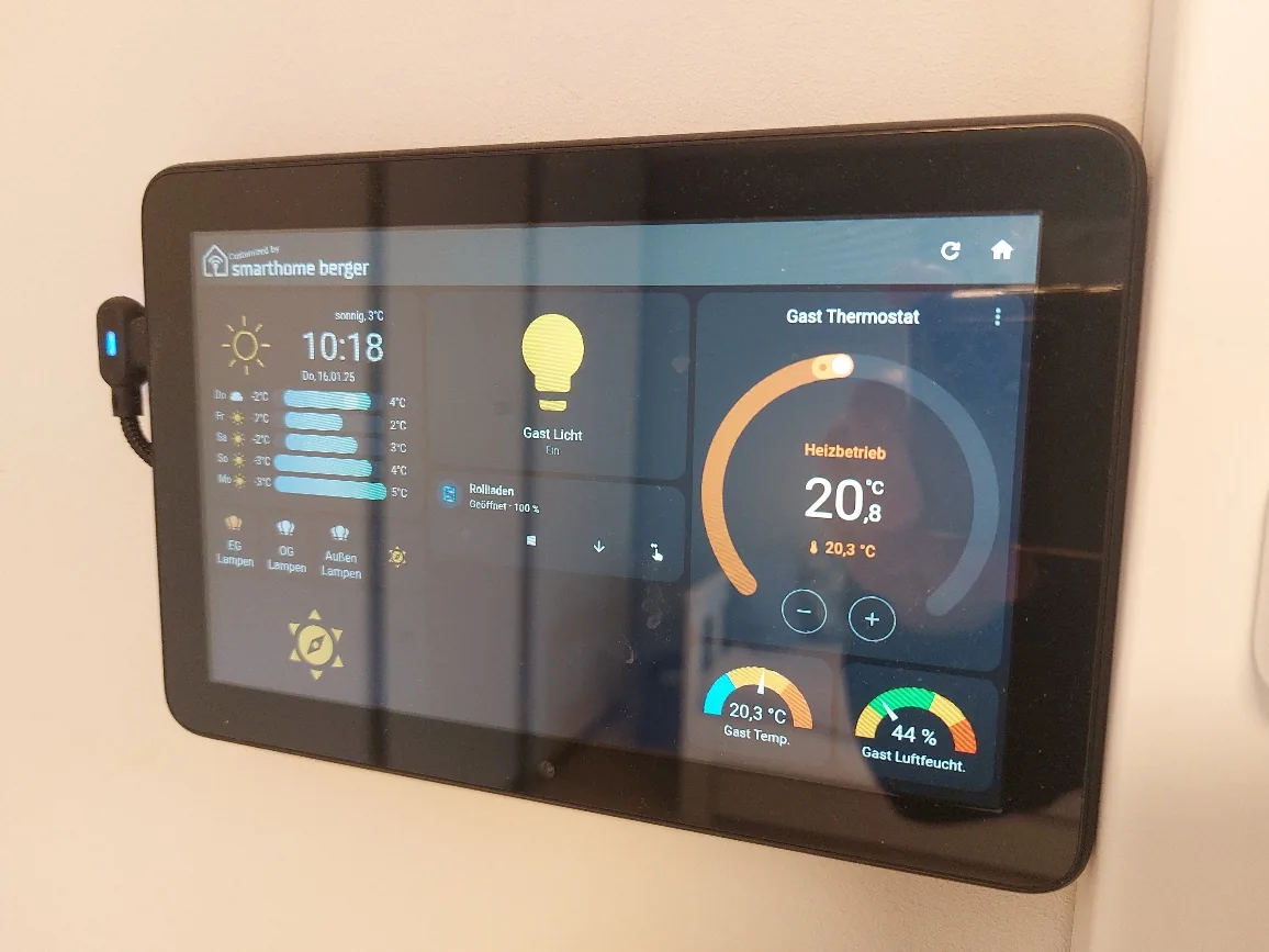 Smarthome Bedienpanel mit Thermostat und Lichtsteuerung