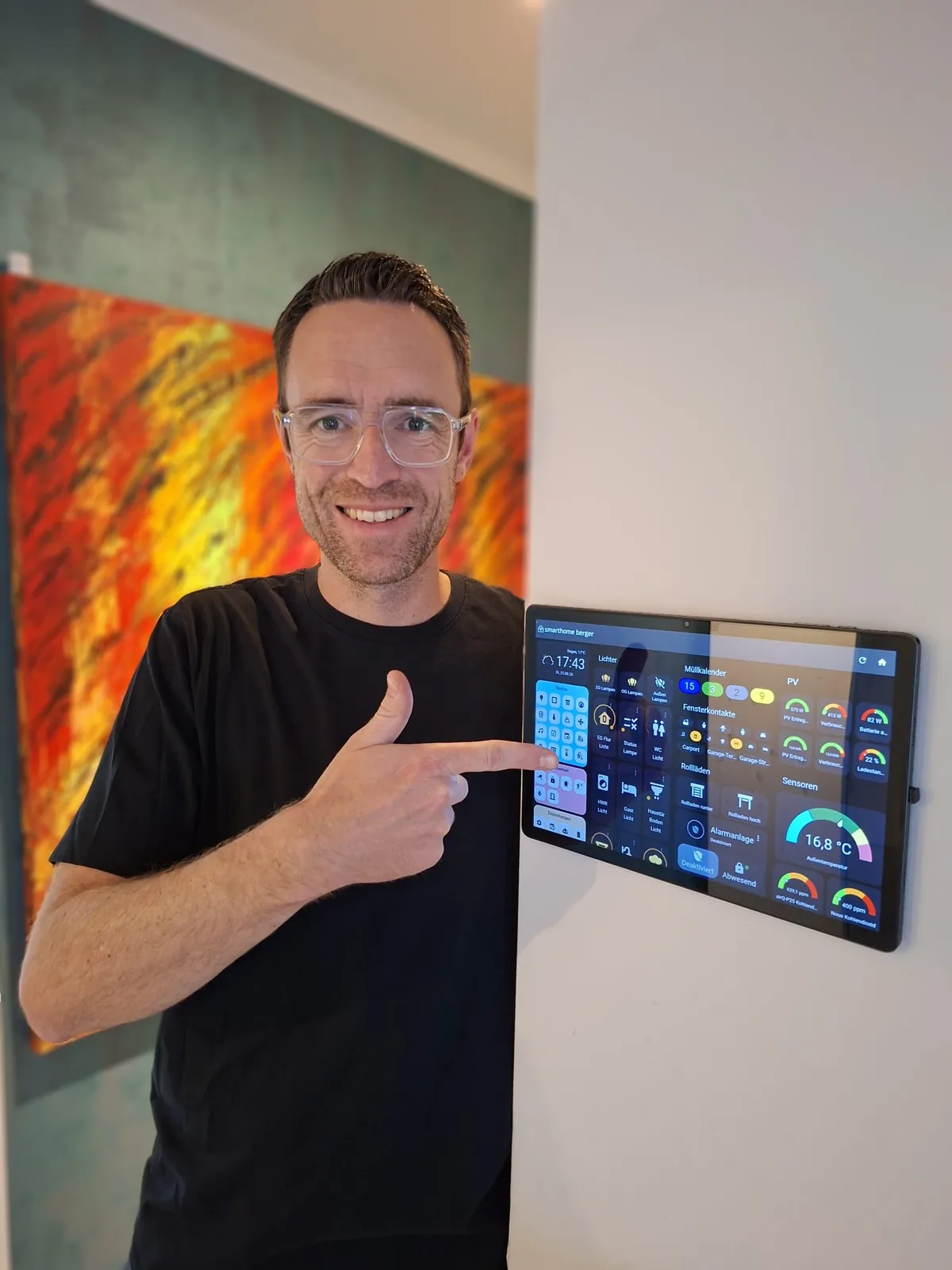 Markus Berger vor dem Bedienpanel seines Demo-Smarthomes